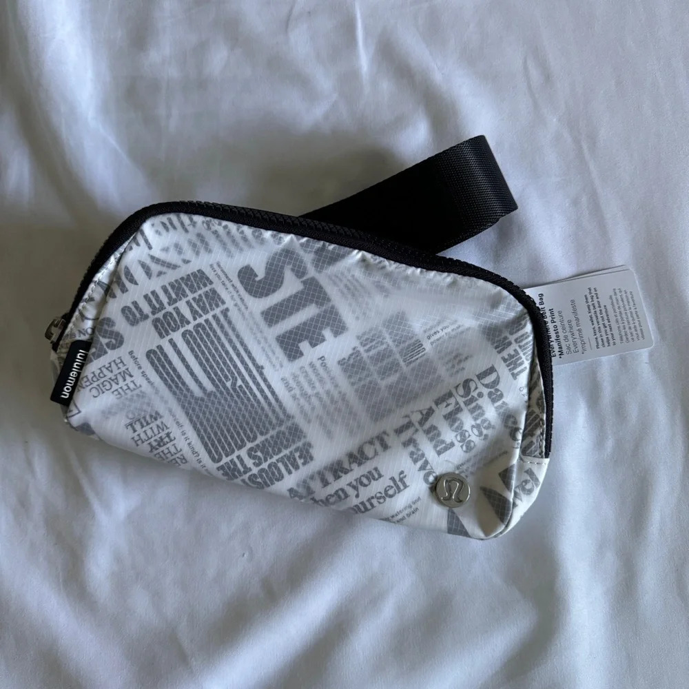 🆕🖤 Lululemon Everywhere Belt Bag Manifesto Print White Black